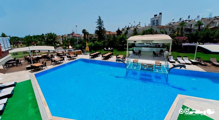 استخر روباز هتل لارا ورلد